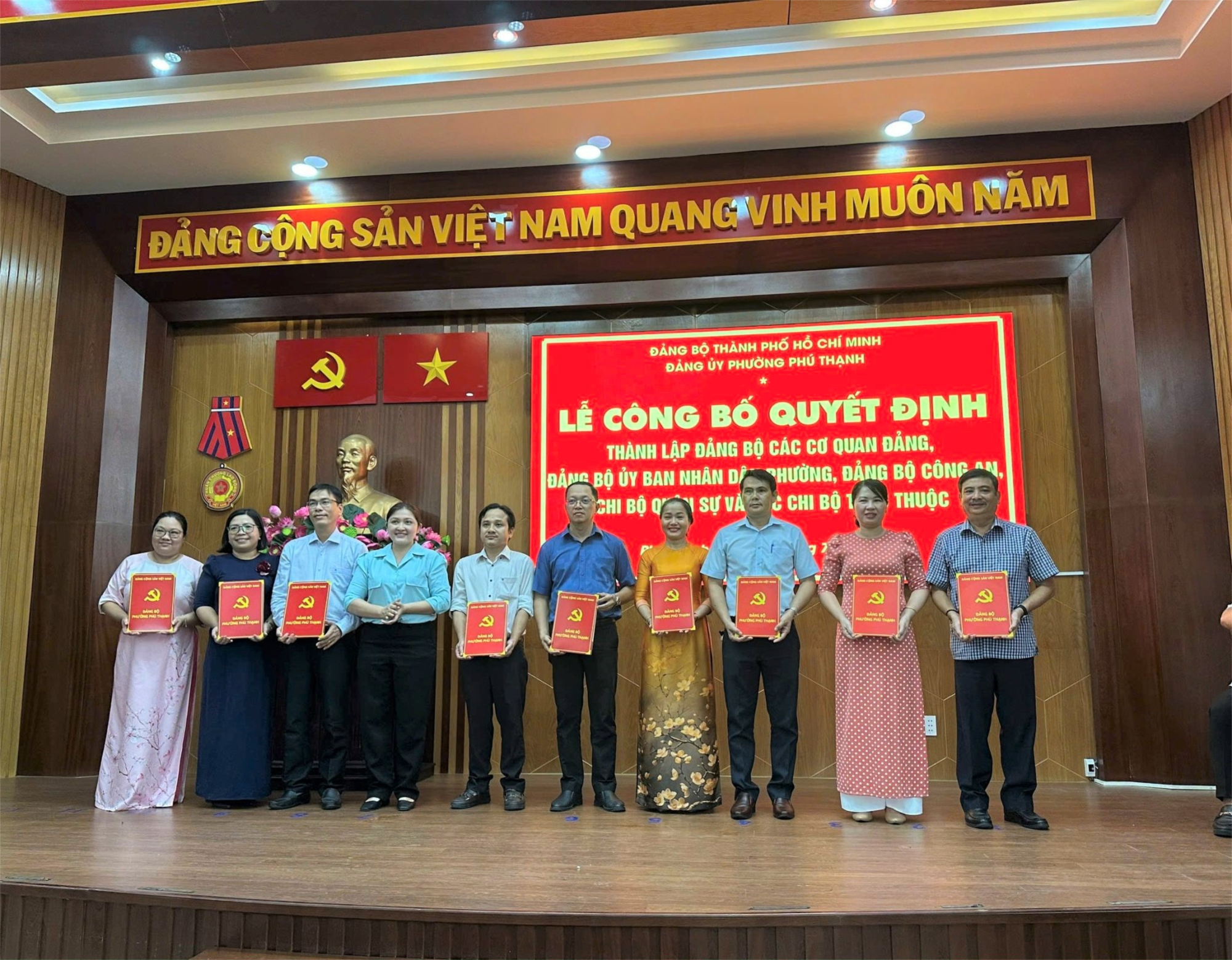 NHẬN QUYẾT ĐỊNH TỪ ĐẢNG BỘ, CHÍNH QUYỀN ĐỊA PHƯƠNG PHƯỜNG PHÚ THẠNH