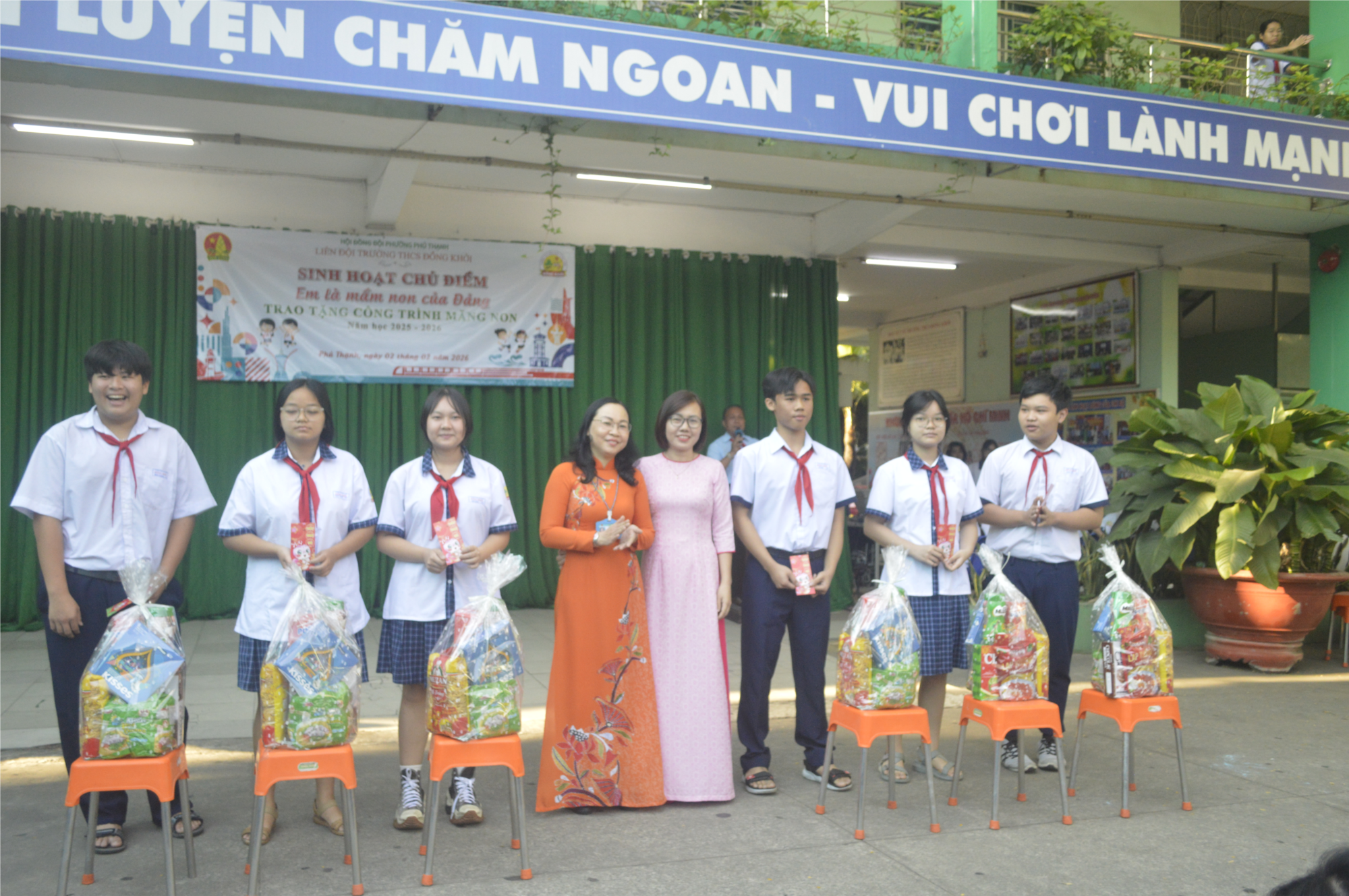 TRAO TẶNG QUÀ CÔNG TRÌNH MĂNG NON năm học 2025 - 2026