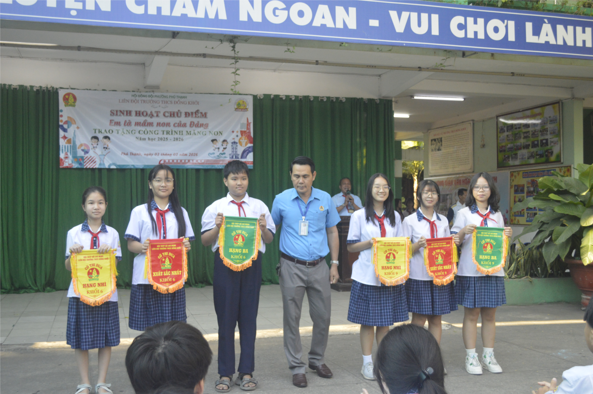 TRAO CỜ LUÂN LƯU CHO CÁC TẬP THỂ ĐẠT THÀNH TÍCH TỐT