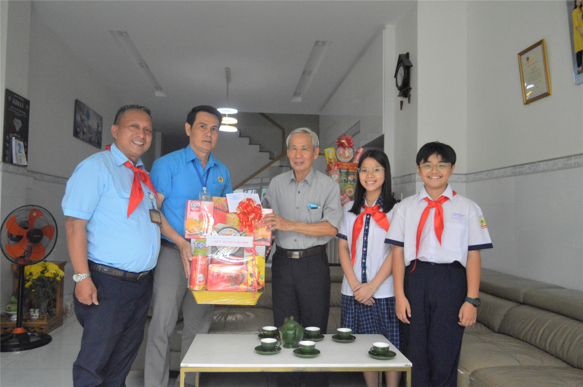 THĂM VÀ TẶNG QUÀ CHO GIA ĐÌNH MẸ VIỆT NAM ANH HÙNG