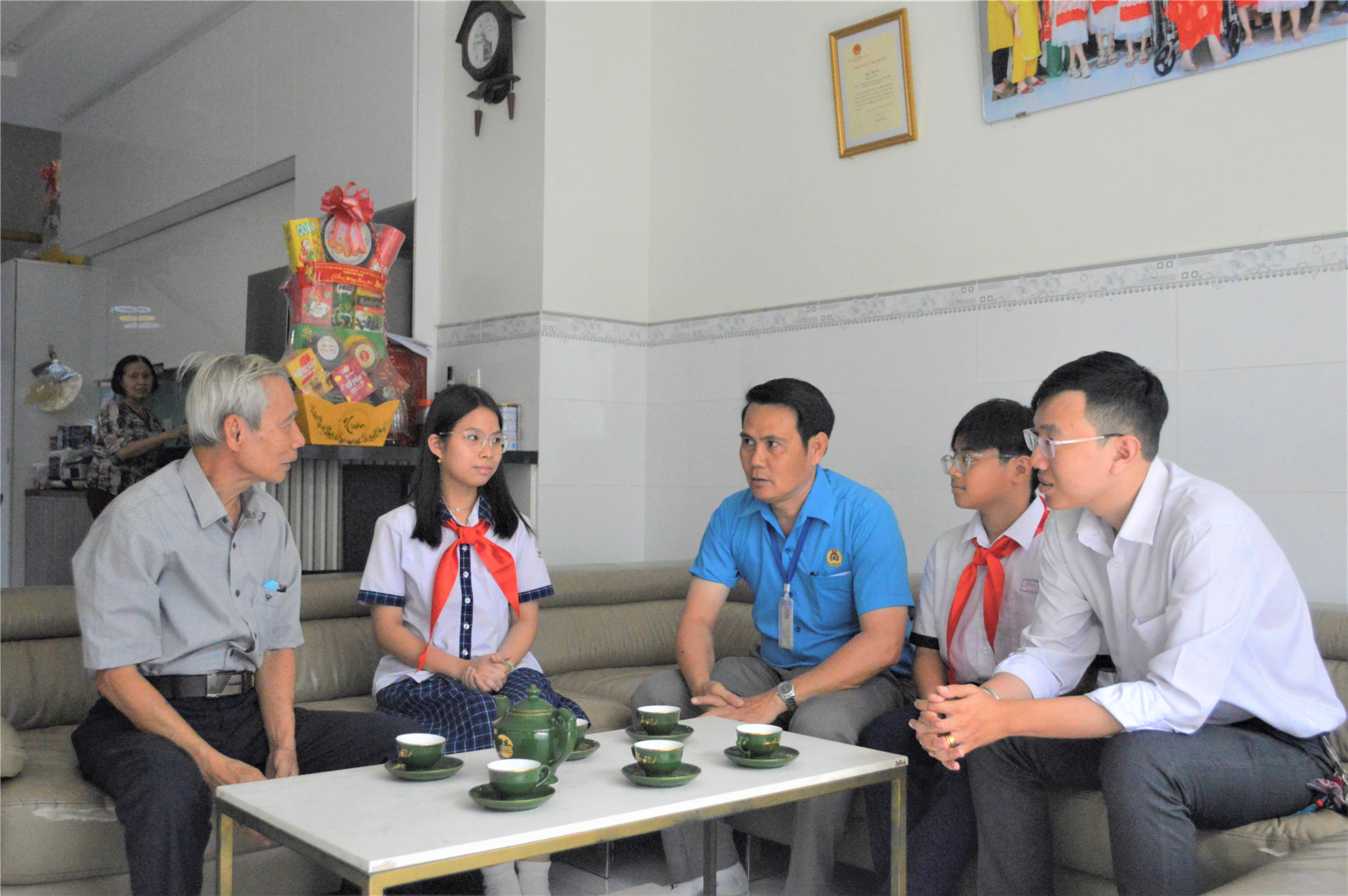 THĂM HỎI GIA ĐÌNH MẸ VIỆT NAM ANH HÙNG