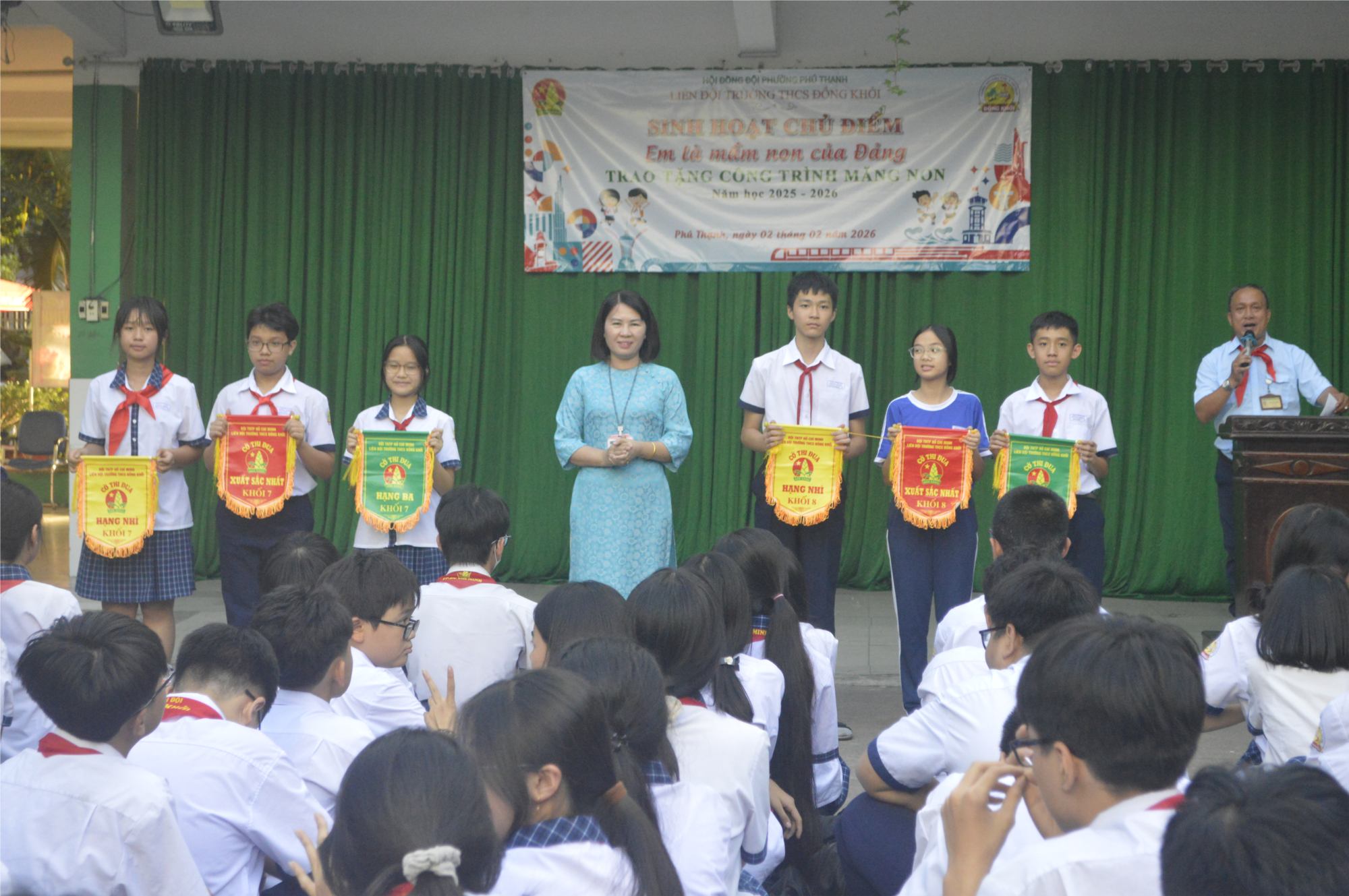 TRAO CỜ LUÂN LƯU CHO CÁC TẬP THỂ THAM GIA TỐT CÁC HOẠT ĐỘNG PHONG TRÀO