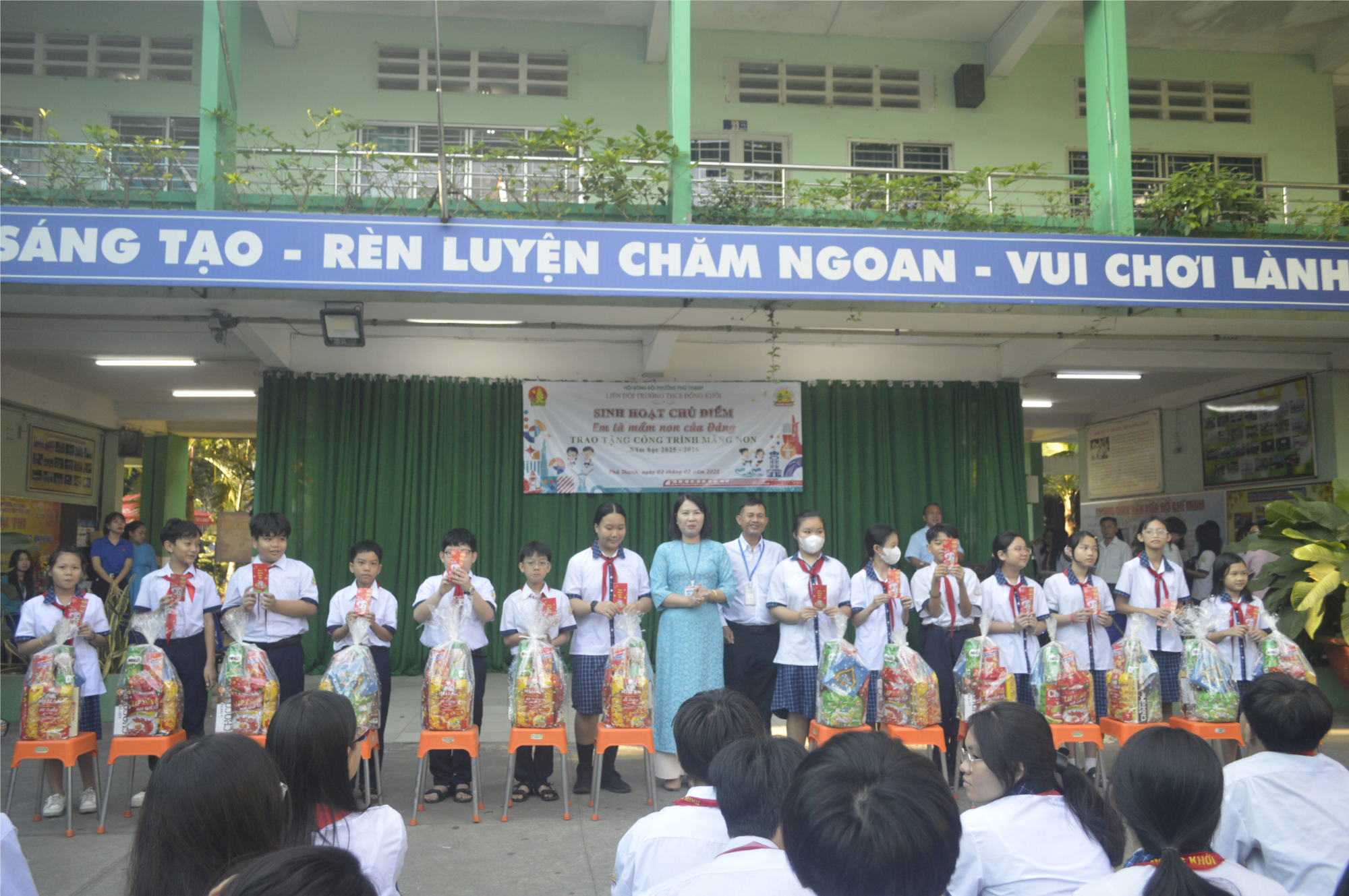 TẶNG QUÀ CÔNG TRÌNH MĂNG NON NĂM HỌC 2025 - 2026