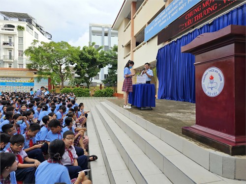 Sáng Thứ 2, ngày 16/9/2024, Trường THCS An Nhơn tổ chức hoạt động quyên góp, ủng hộ đồng bào bị thiên tai bão lũ:  Chung Một Tấm Lòng - Vượt Qua Bão Lũ .