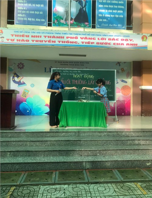 Bầu ơi thương lấy bí cùng