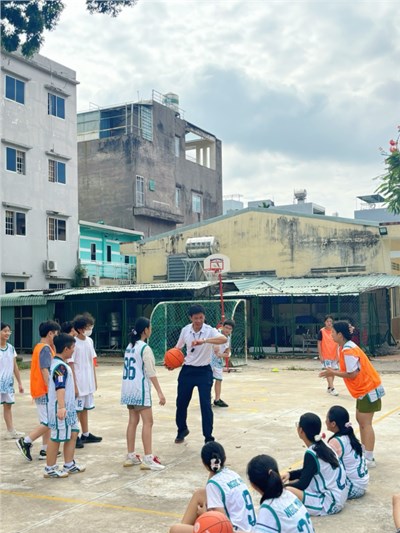 Các thành viên đầy nhiệt huyết của câu lạc bộ Thể Thao đang rất hăng say tập luyện, giao lưu và thi đấu thể thao cùng nhau để chuẩn bị cho giải thi đấu của năm học sắp đến