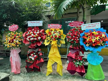 Trường THCS Bình Trị Đông -  Tập thế cán bộ viên chức, giáo viên, công nhân viên năm học 2024-2025