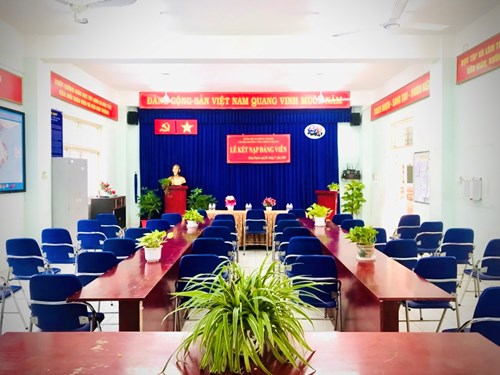 Lễ Kết nạp Đảng viên mới của Chi bộ trường THCS Đông Thạnh