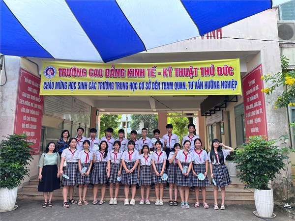 Học sinh lớp 9 tham quam hướng nghiệp tại Trường Cao đẳng Kinh tế - Kỹ thuật Thủ Đức