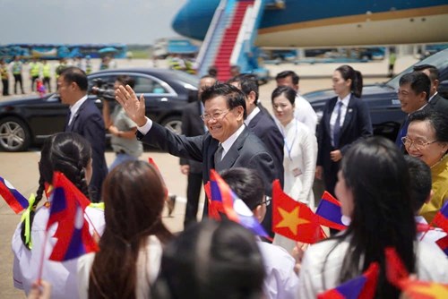 62 học sinh trường THCS Hà Huy Tập quận Bình Thạnh vinh dự ra sân bay chào đón Tổng Bí thư, Chủ tịch nước Lào Thongloun Sisoulith và phu nhân.