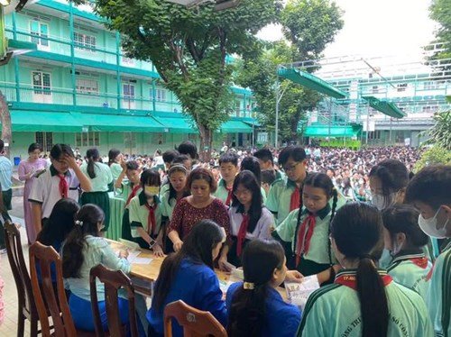 HOẠT ĐỘNG  BẦU ƠI THƯƠNG LẤY BÍ CÙNG  chung tay hướng về đồng bào bị ảnh hưởng bởi bão, lũ do Liên Đội THCS Hà Huy Tập tổ chức nhằm vận động quyên góp chung tay cứu trợ đồng bào miền Bắc đang bị ảnh hưởng bởi bão số 3 – Bão Yagi