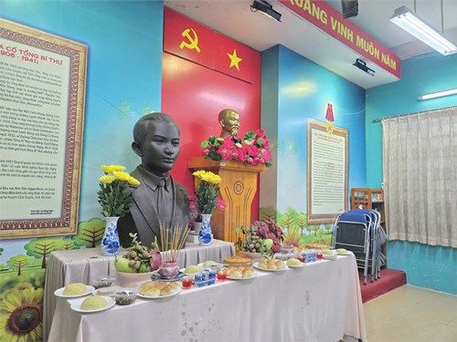 Ngày 28/8/2024, tưởng nhớ đến ngày mất của Cố Tổng bí thư Hà Huy Tập, học sinh lớp 6 dâng hương tưởng nhớ đến Ông tại Tượng của Ông và phòng truyền thống nhà trường