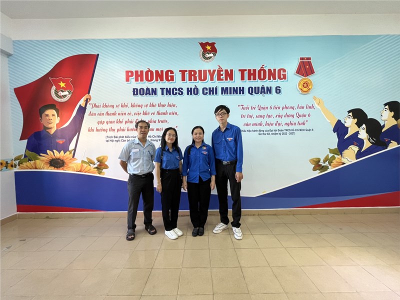 Nhân kỷ niệm 79 năm ngày thành lập Quân đội nhân dân Việt Nam (22/12/1944- 22/12/2023), chi đoàn phối hợp cùng Liên đội trường Hậu Giang tổ chức hành trình về nguồn, thắp hương tại căn cứ Hố Bần, tham quan triển lãm Không gian Bác Hồ, phòng truyền thống tại Quận đoàn, tham quan Di tích lịch sử cấp thành phố: Cơ sở bí mật của thành uỷ Sài Gòn - Gia Định tại đường Phạm Văn Chí.
Cùng đó, chi đoàn cũng đến thăm và tặng quà đến Phường đội 6. Chúc các đồng chí luôn công tác tốt và hoàn thành xuất sắc nhiệm vụ.