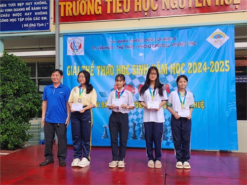 Chúc mừng thầy Bùi Công Thành và 2 học sinh trường THCS Hậu Giang giải HCV, HCB cờ vua cấp quận!