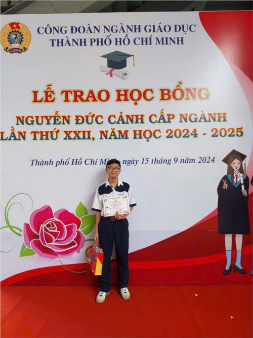 Em Đặng Thiên Tân - HS lớp 9/1 năm học 2023-2024 (Hạng Ba HSG môn Toán cấp thành phố) con của cô Nguyễn Thị Mỹ - GV trường THCS Hậu Giang Q6 vinh dự nhận học bổng Nguyễn Đức Cảnh của ngành giáo dục thành phố. Buổi lễ diễn ra vào sáng 15/9/2024 tại trường THPT Lê Hồng Phong. Sau đây là một số hình ảnh: