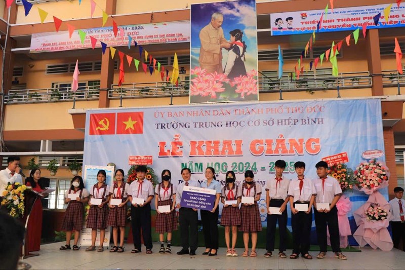 Trao Tặng Học Bổng Công ty TNHH Huynhdai Thành Công Việt Nam Năm học 2024-2025.