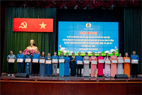 Công đoàn trường THCS Hùng Vương tham dự hội nghị.