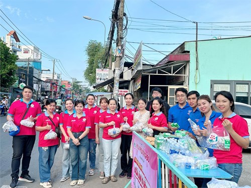 Ngày 07 tháng 07 năm 2024, Chi đoàn trường Trung học cơ sở Huỳnh Văn Nghệ tham gia chiến dịch Hoa phượng đỏ - Chương trình  Bữa ăn 0 đồng 