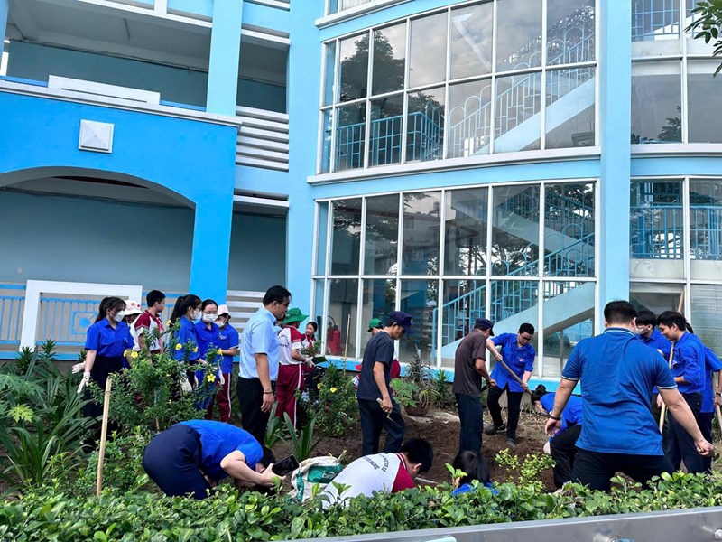 Ngày 12 tháng 10 năm 2024, Chi đoàn trường Trung học cơ sở Huỳnh Văn Nghệ tổ chức thực hiện Công trình thanh niên  Xây dựng vườn thuốc nam và tạo môi trường xanh trong nhà trường 