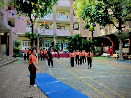 Chuyên đề cấp quận môn Thể Dục với chủ đề:  Nhảy cao kiểu bước qua .