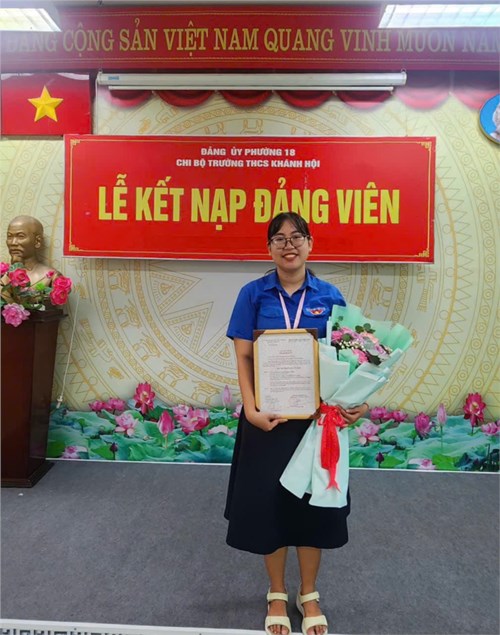 Chi bộ trường thcs khánh hội tổ chức lễ kết nạp đảng viên mới.