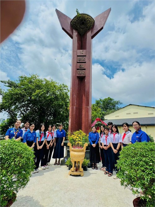 Dâng hoa, dâng hương tưởng niệm các anh hùng Liệt sĩ tại Đài Liệt sĩ Phường Xóm Chiếu.