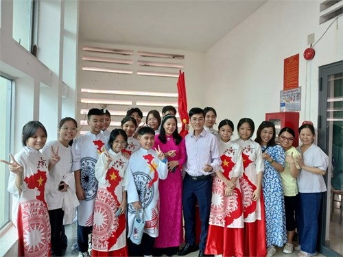 Phối hợp với Đoàn phường 2 cho học sinh tham gia sinh hoạt câu lạc bộ nghệ thuật biễu diễn văn nghệ tại các hoạt động của Đoàn phường.