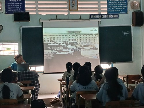 Sinh hoạt kỷ niệm 50 năm Giải phóng miền Nam, thống nhất đất nước. Giới thiệu lịch sử thông qua phim tài liệu và các clip về Ngày Giải phóng miền Nam, thống nhất đất nước đến với các em học sinh.