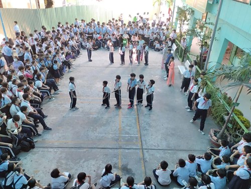 Liên Đội phối hợp với Chi đoàn tổ chức  Giờ ra chơi trải nghiệm sáng tạo  cho các em học sinh.