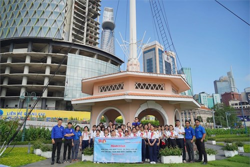 Tổ chức hành trình “Đến với bảo tàng lịch sử, địa chỉ đỏ trên địa bàn thành phố”.