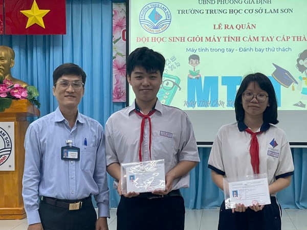 Họp mặt ra quân đội tuyển học sinh giỏi tham gia Kỳ thi giải toán trên máy tính cầm tay cấp Thành phố, năm học 2025 - 2026.