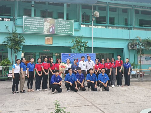 Liên đội trường THCS Lam Sơn - Đoàn trường THPT Trần Văn Giàu phối hợp tổ chức chương trình giao lưu  Hè về  cho các em học sinh trường THCS Lam Sơn.