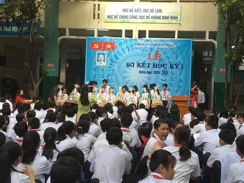 Trao quà Tết cho học sinh có hoàn cảnh khó khăn trong lễ Sơ kết học kỳ I năm học 2020–2021