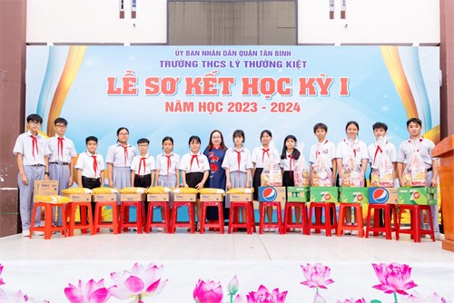 Trao quà Tết cho học sinh có hoàn cảnh khó khăn trong lễ Sơ kết học kỳ I năm học 2023–2024