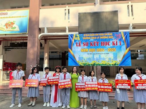 Trao học bổng khuyến học và quà Tết tại lễ Sơ kết học kỳ I năm học 2024–2025