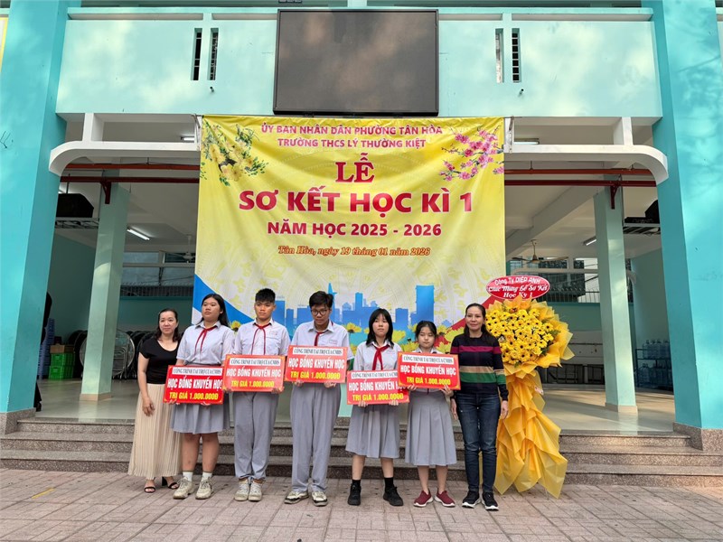 Trao học bổng khuyến học trong lễ Sơ kết học kỳ I năm học 2025–2026