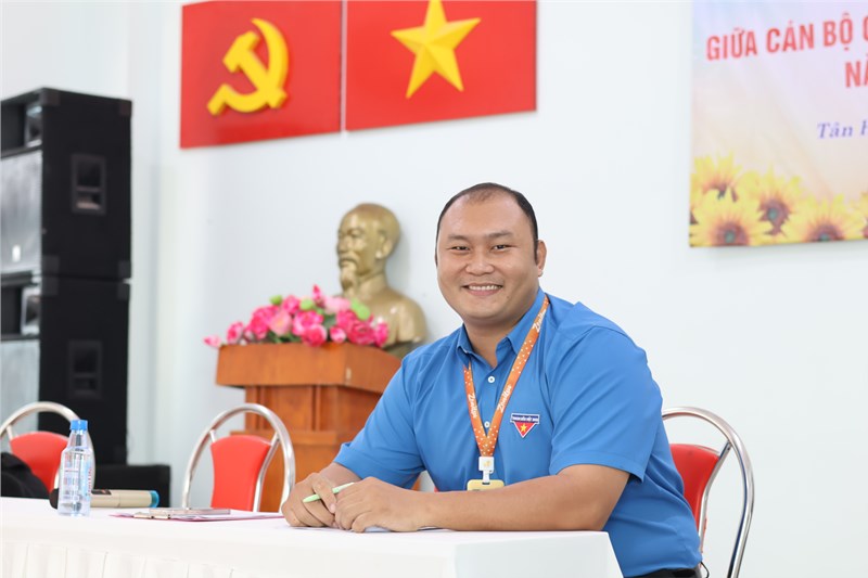 Chi bộ Trường THCS Lý Thường Kiệt chúc mừng đồng chí Danh Minh Phụng được tuyên dương Đảng viên trẻ tiêu biểu phường Tân Hòa Năm 2025