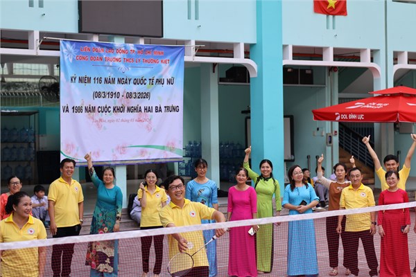 Tổ Ngữ văn - Nghệ thuật rực rỡ tại Hội thao Chào mừng Quốc tế Phụ nữ 8/3