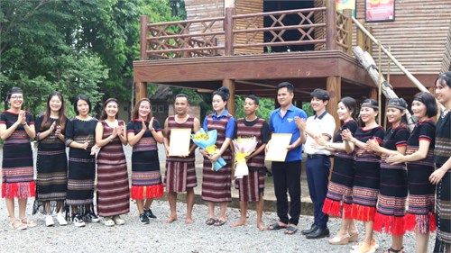 Trường THCS Ngô Chí Quốc tham gia hội thi  Tìm hiểu về trang phục truyền thống các dân tộc thiểu số Việt Nam 