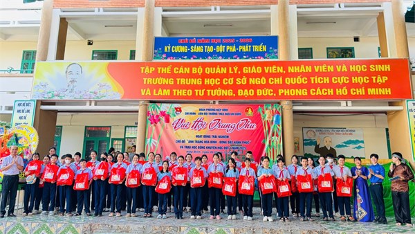 Hoạt động trải nghiệm - chủ đề  Ánh trăng hòa bình - đong đầy hạnh phúc  và trao học bổng khuyến học đợt 1 năm 2025