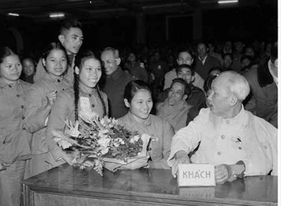 Giới thiệu câu chuyện về Bác Hồ - Mẩu chuyện thứ 39: Bác Hồ đến thăm và nói chuyện với Đại hội ba đảm đang của phụ nữ Thủ đô