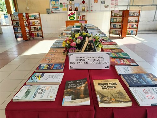 Thư viện trường THCS Nguyễn Huệ tổ chức triển lãm sách hưởng ứng tuần lễ học tập suốt đời năm 2024