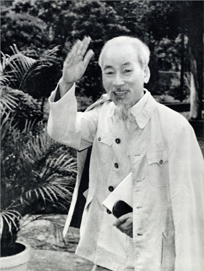 Giới thiệu câu chuyện về Bác Hồ - Mẩu chuyện thứ 29: “Lịch sử” ba bộ quần áo của Bác