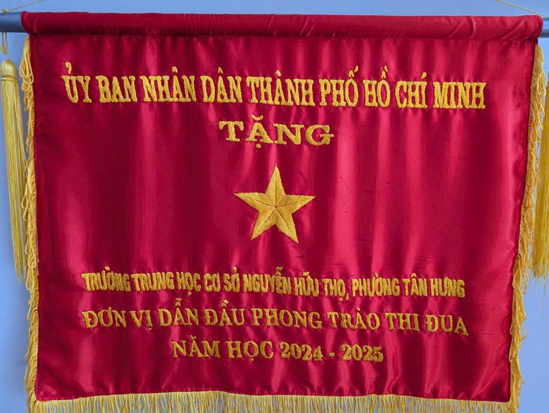 Trường THCS Nguyễn Hữu Thọ Nhận Cờ Đơn Vị Dẫn Đầu Đơn Vị Thi Đua Năm Học 2024 - 2025 do Ủy Ban Nhân Dân Thành Phố Hồ Chí Minh Tặng