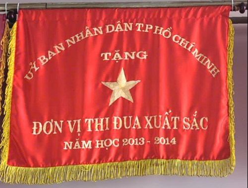 Ủy Ban Nhân Dân Thành Phố Hồ Chí Minh Tặng Cờ Đơn Vị Thi Đua Xuất Sắc Năm Học 2013 - 2014
