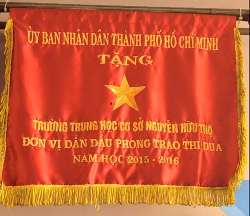 Ủy Ban Nhân Dân Thành Phố Hồ Chí Minh Tặng Cờ Đơn Vị Thi Đua Xuất Sắc Năm Học 2015 - 2016