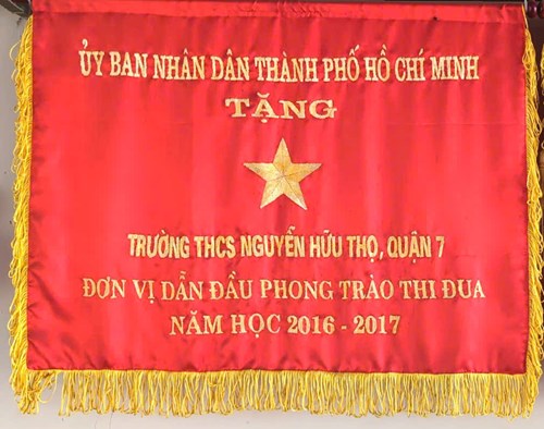 Ủy Ban Nhân Dân Thành Phố Hồ Chí Minh Tặng Cờ Đơn Vị Thi Đua Xuất Sắc Năm Học 2016 - 2017