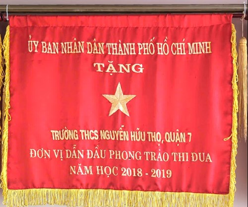 Ủy Ban Nhân Dân Thành Phố Hồ Chí Minh Tặng Cờ Đơn Vị Thi Đua Xuất Sắc Năm Học 2018 - 2019
