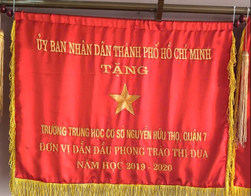 Ủy Ban Nhân Dân Thành Phố Hồ Chí Minh Tặng Cờ Đơn Vị Thi Đua Xuất Sắc Năm Học 2019 - 2020