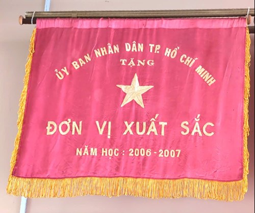 Ủy Ban Nhân Dân Thành Phố Hồ Chí Minh Tặng Cờ Đơn Vị Thi Đua Xuất Sắc năm học 2006 - 2007